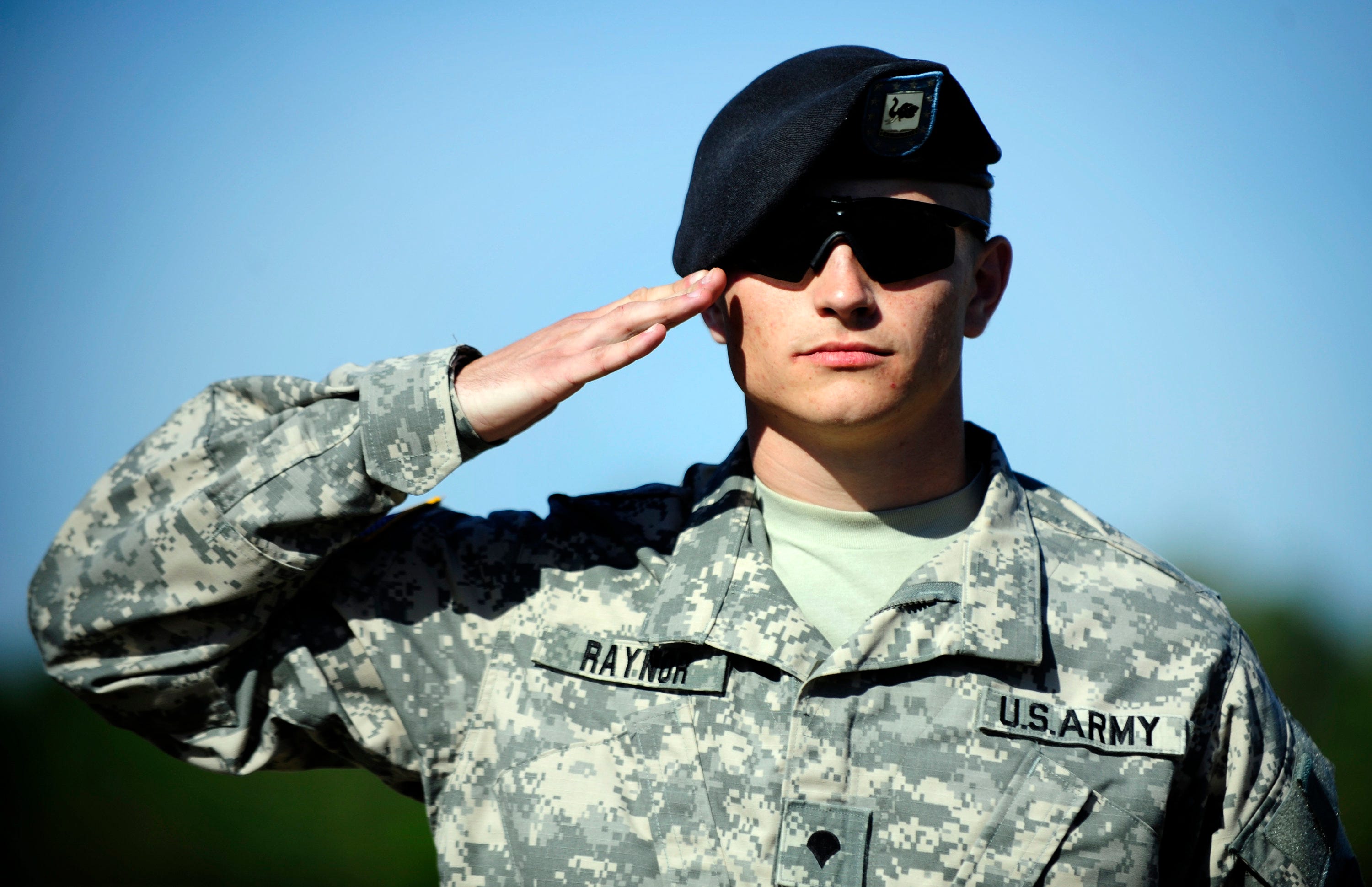 Человек отдающий часть. Солдат отдает честь. Солдасолдат, отдающий честь. Солдат воинское Приветствие. Американский солдат отдает честь.
